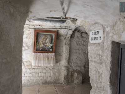 Risalendo in via dei Due Marinai e proseguendo su strada Quercia ci imbattiamo poi nel particolare Arco San Rocco o �l�arco nell�arco� (u u-�rche inde o u u-u�rche). Ad entrarvi sembra di trovarsi in una grotta: basso e rustico, al di l� di una piccola edicola consacrata alla Madonna si biforca in altri due archi